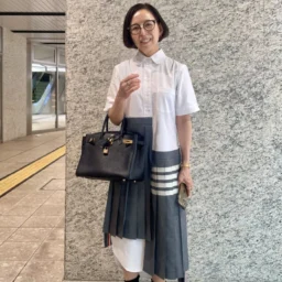 【第8位】【60代お手本スナップ〈大阪〉】｢トム ブラウン｣のプリーツワンピが主役！品よくいまっぽさを取り入れたトラッドスタイル