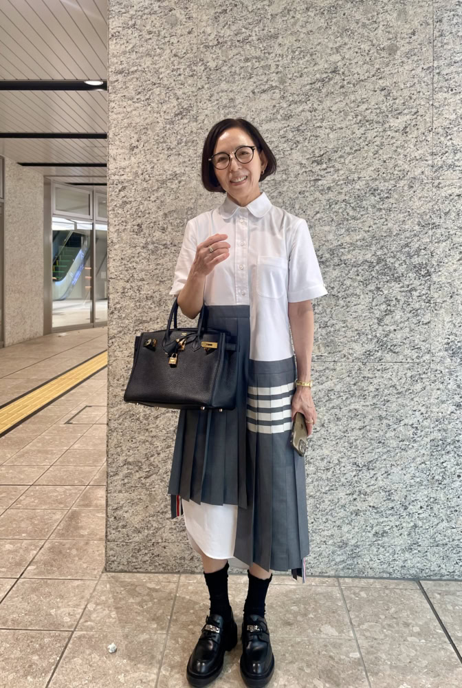 【60代お手本スナップ〈大阪〉】「トムブラウン」のプリーツワンピが主役!品よくいまっぽさを取り入れたトラッドスタイル