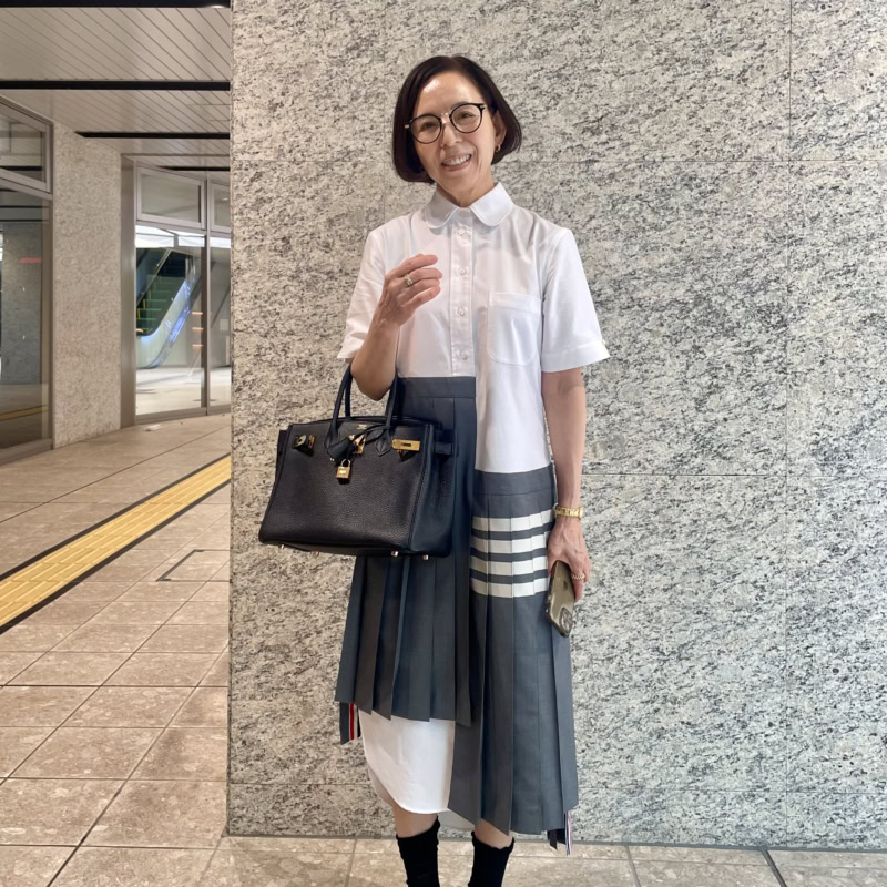 【60代お手本スナップ〈大阪〉】｢トム ブラウン｣のプリーツワンピが主役！品よくいまっぽさを取り入れたトラッドスタイル
