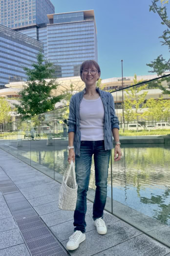 【60代お手本スナップ〈大阪〉】娘とのランチにもぴったり！爽やかブルー×白で魅せる夏のデニム＆スニーカースタイル