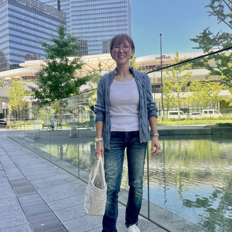 【60代お手本スナップ〈大阪〉】娘とのランチにもぴったり！爽やかブルー×白で魅せる夏のデニム＆スニーカースタイル