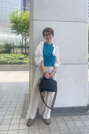 【60代お手本スナップ〈大阪〉】「GU」ドレープワイドパンツで涼やか！品よく楽ちんな夏の爽やかブルーコーデ