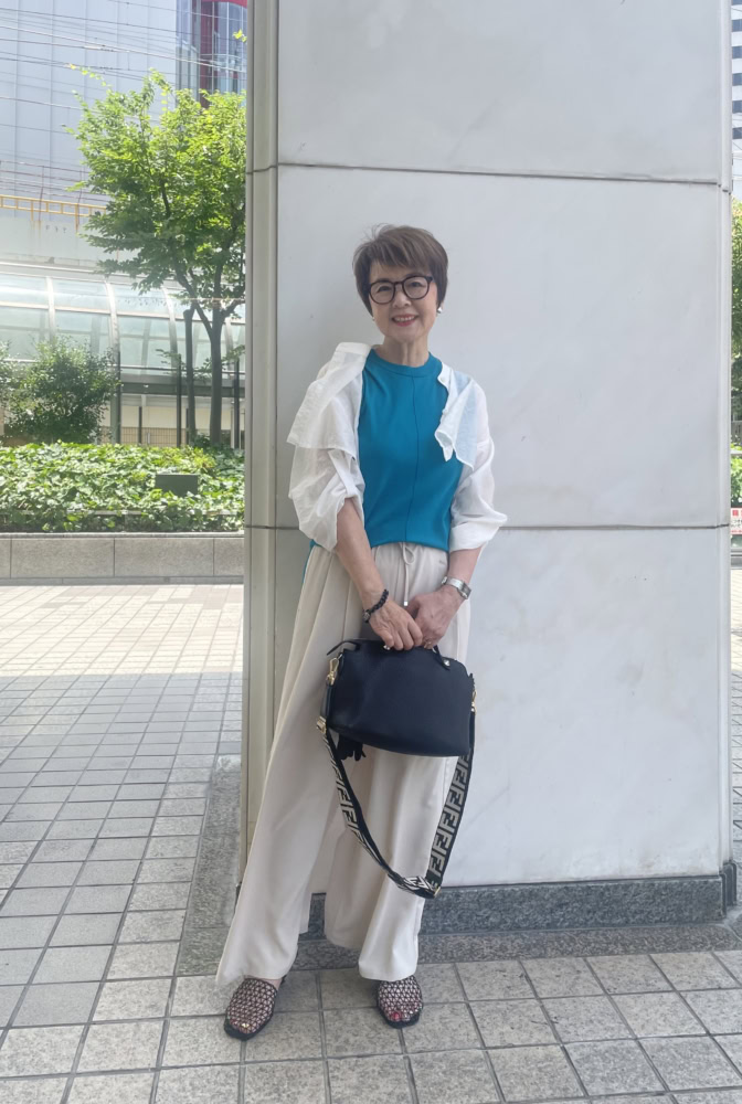 【60代お手本スナップ】「GU」ドレープワイドパンツで涼やか!品よく楽ちんな夏の爽やかブルーコーデ