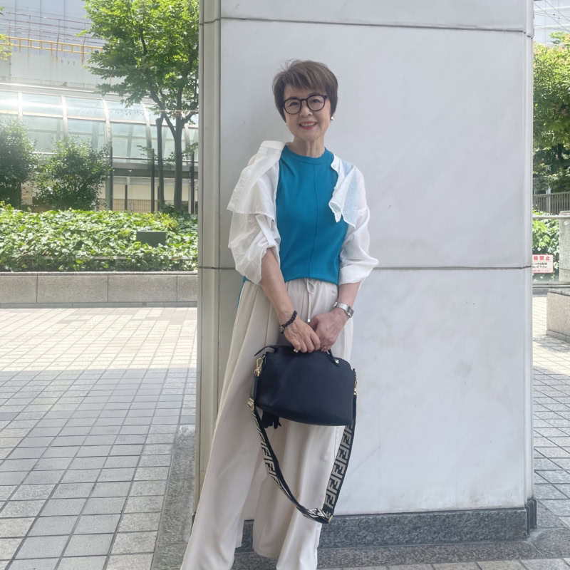 【60代お手本スナップ〈大阪〉】「GU」ドレープワイドパンツで涼やか！品よく楽ちんな夏の爽やかブルーコーデ