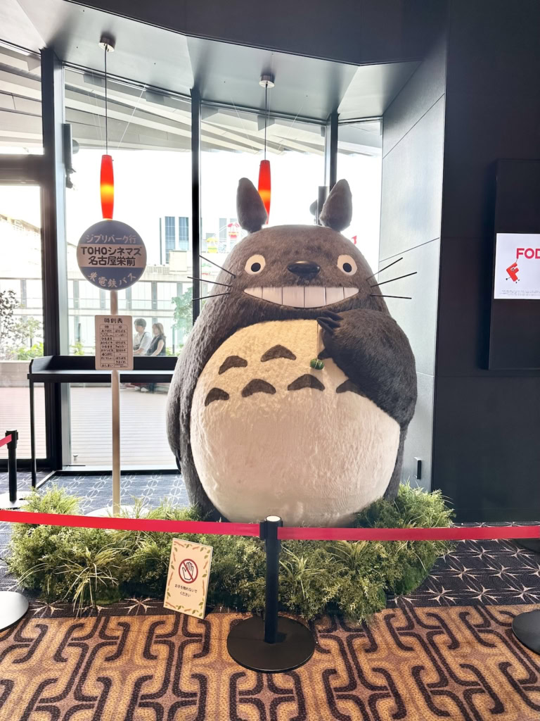 「TOHOシネマズ」の入り口にはトトロが