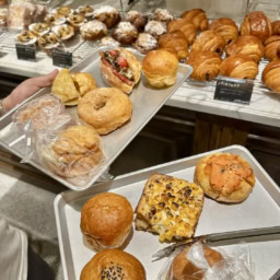 大人気のパン屋さん「National Baykery」