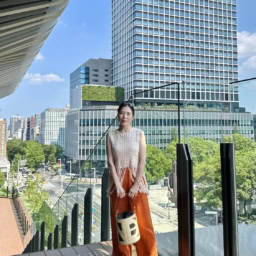 【コーデアイテム】 フリンジニット＆サンダル: ZARA、リネンボトム:Baycrew's、バッグ: FENDI、サングラス: GUCCI