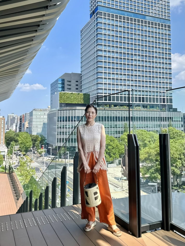 【コーデアイテム】 フリンジニット&サンダル: ZARA、リネンボトム:Baycrew's、バッグ: FENDI、サングラス: GUCCI