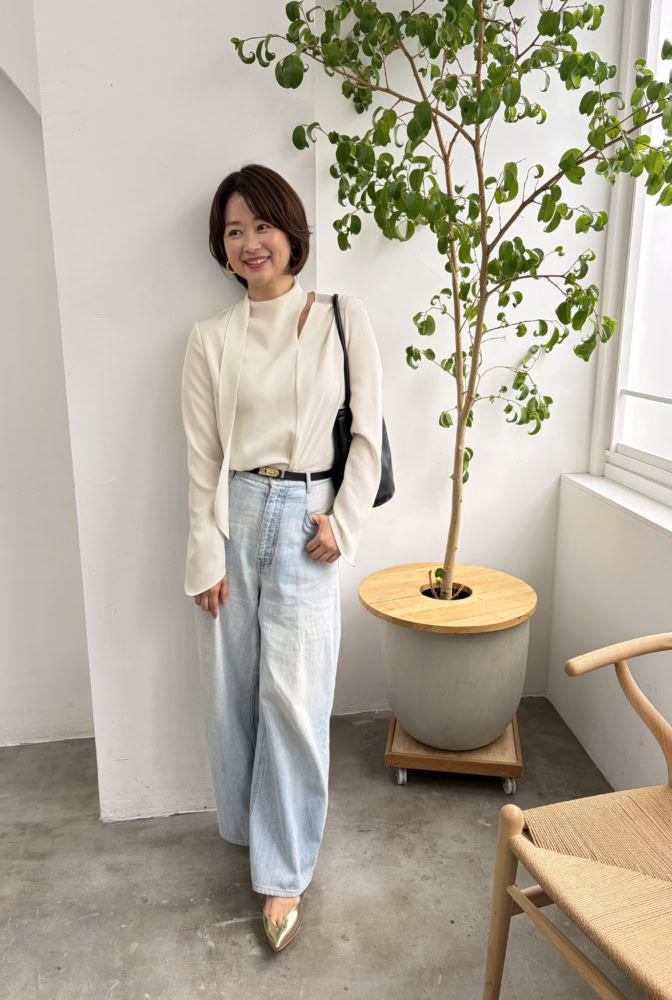 【50代お手本スナップ〈東京・四谷〉】デニムを上品に着こなす!「RERHEE」の涼し気なシルエットトップスを合わせた初夏先取りコーデ