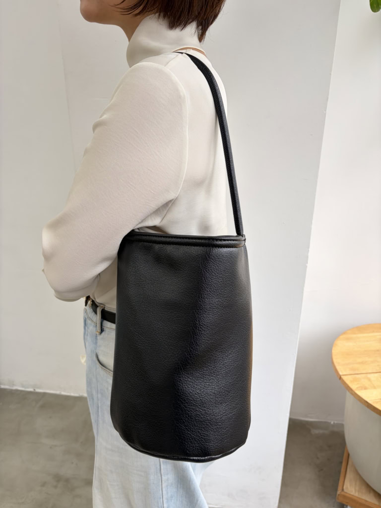 バッグはSLOBE