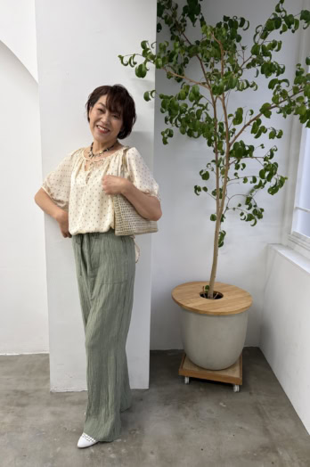 【60代お手本コーデ〈東京・四谷〉】「ZARA」と「スリコ」で高見え！大人のリゾート風抜け感夏コーデ