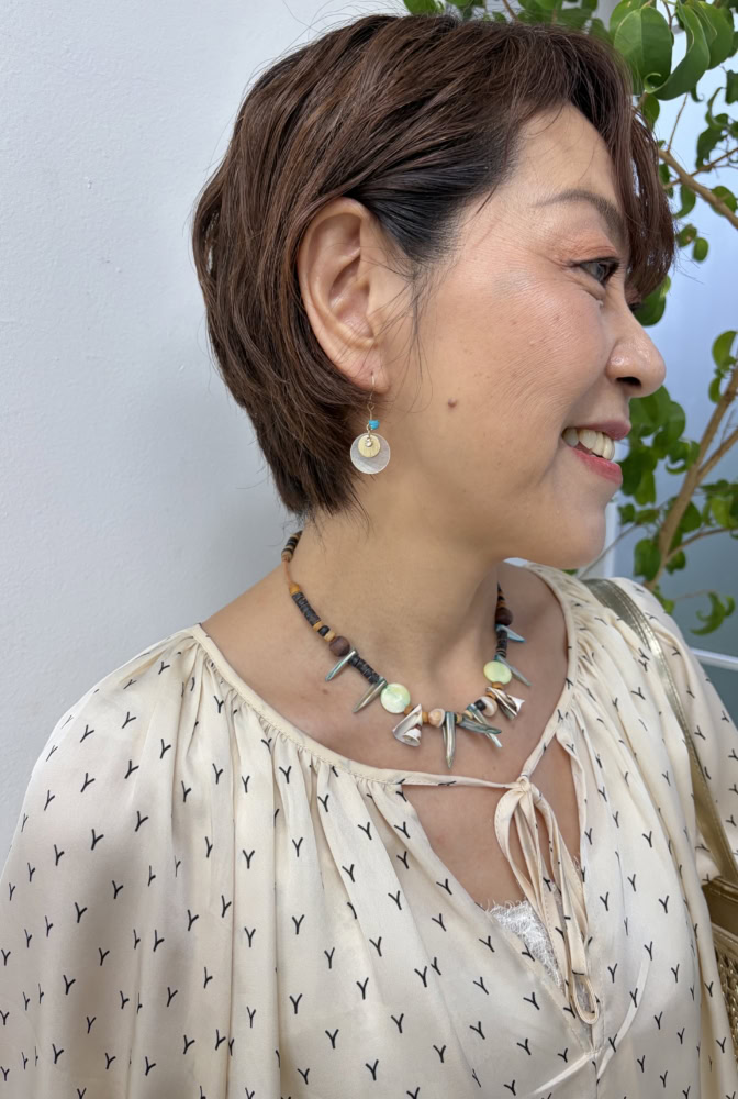 ピアスはスリコ、トップスはH&M