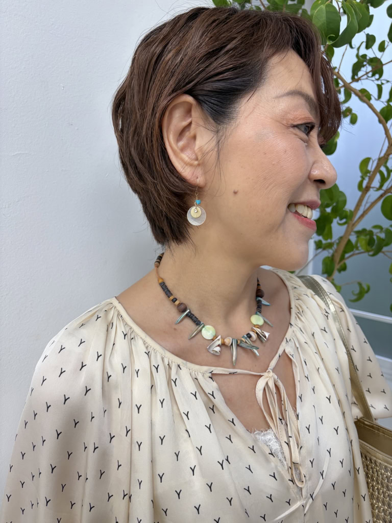 ピアスはスリコ、トップスはH&M