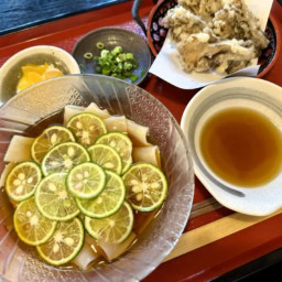 「釜吉」の「冷やしすだちひもかわうどん」（￥1,380）