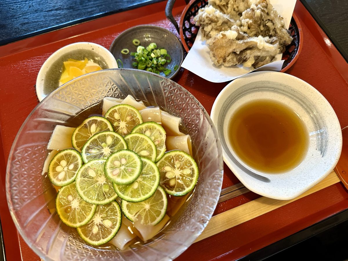 「釜吉」の「冷やしすだちひもかわうどん」（￥1,380）