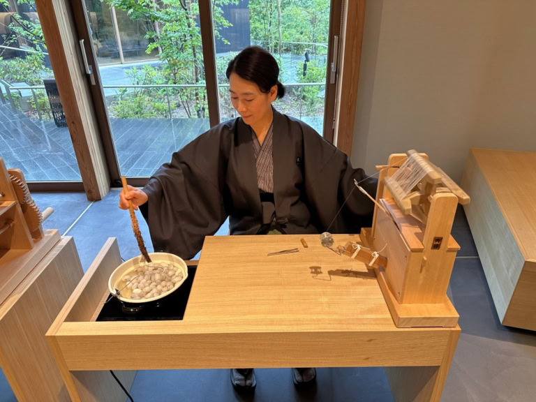 蚕から糸をつくっている様子