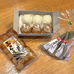 〈上から時計まわりに〉栗餡とこし餡入りの二色餡（白）とつぶ餡（茶）が各3個ずつ入って、ほっこりする美味しさ。（湯畑セット￥1,200／本家ちちや）、あんこ餅にきなこをまぶし、笹の葉で包んだ懐かしい餅菓子（草津もち￥432／中村みやげ店）、焦がし下仁田ねぎの香ばしい香りがおいしさを引き立てる、草津名物、玉こんにゃく（￥650／頼朝）