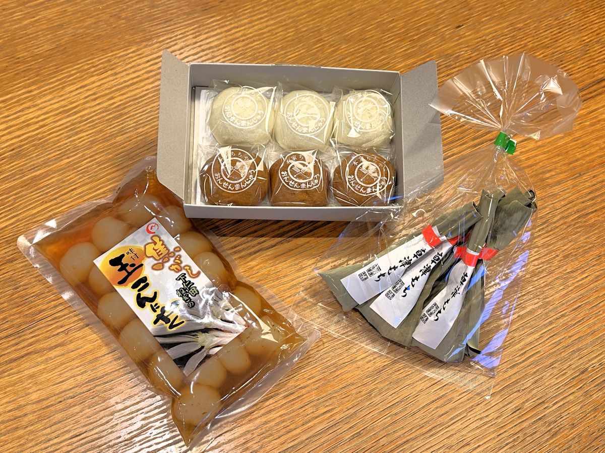 〈上から時計まわりに〉栗餡とこし餡入りの二色餡（白）とつぶ餡（茶）が各3個ずつ入って、ほっこりする美味しさ。（湯畑セット￥1,200／本家ちちや）、あんこ餅にきなこをまぶし、笹の葉で包んだ懐かしい餅菓子（草津もち￥432／中村みやげ店）、焦がし下仁田ねぎの香ばしい香りがおいしさを引き立てる、草津名物、玉こんにゃく（￥650／頼朝）