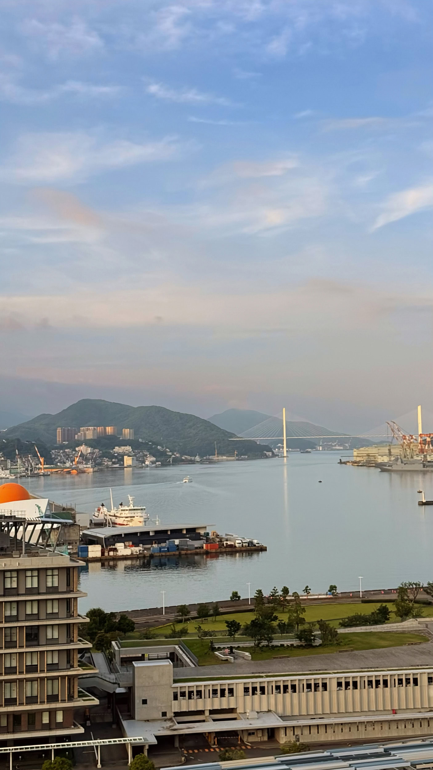 バルコニーから朝の港の景色:凪の海面が鏡のよう