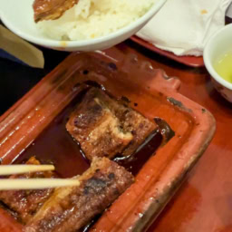 白いご飯に鰻をのせ、たれをかけていただきます