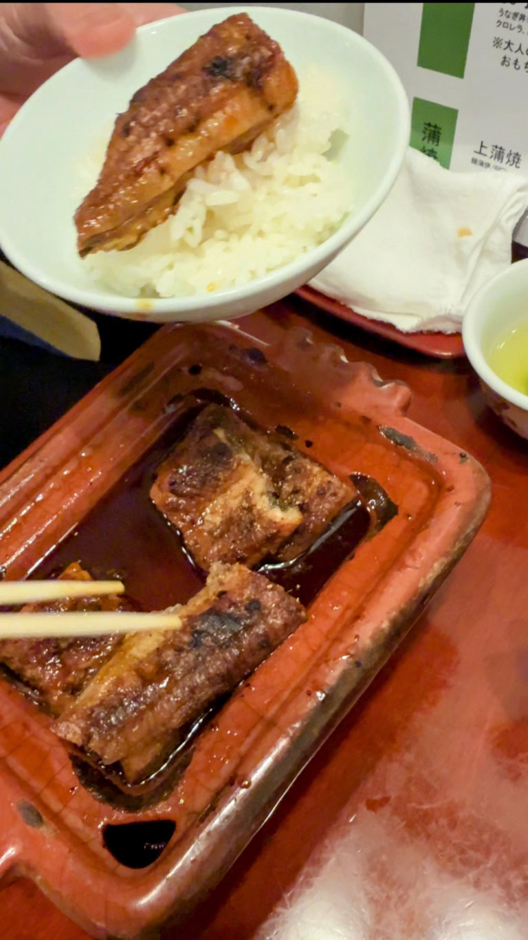 白いご飯に鰻をのせ、たれをかけていただきます