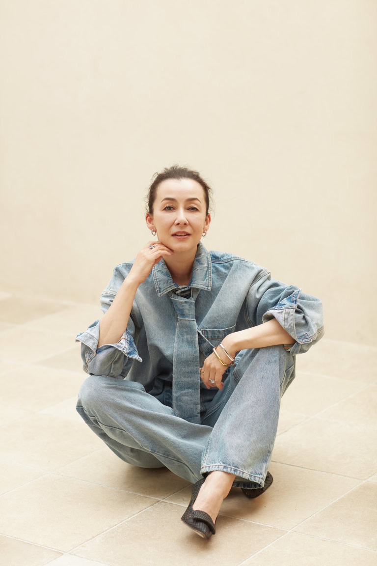 タイつきデニムシャツ¥121,000、パンツ¥75,900/ともにエムエスジーエム(アオイ)、ピアス¥52,700、重ねたバングル(ゴールド)¥151,900、(シルバー)¥150,300、リング(右手)¥132,700、(左手薬指)¥60,700、(左手人さし指)¥756,700/すべてトムウッド(トムウッド 青山店)、シューズ¥176,000/セルジオ ロッシ(セルジオ ロッシ ジャパン カスタマーサービス)
