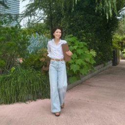 Shirts … FRANK&EILEEN、Denim … CITIZENS OF HUMANITY、Belt … CELINE、Shoes … MAXMARA、Bag … STUDIO CHERIE