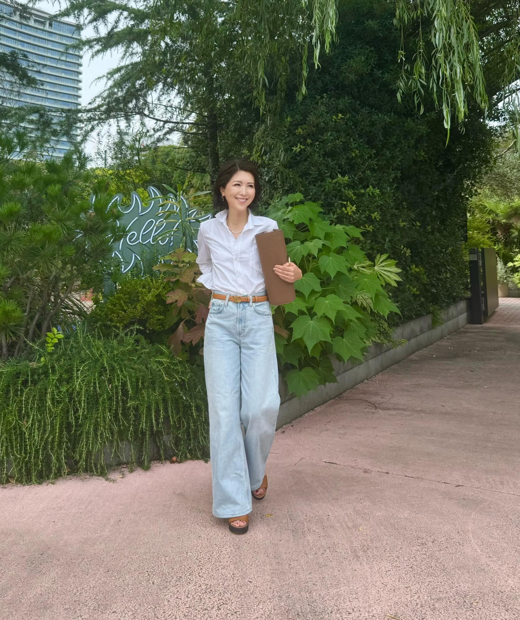 Shirts … FRANK&EILEEN、Denim … CITIZENS OF HUMANITY、Belt … CELINE、Shoes … MAXMARA、Bag … STUDIO CHERIE