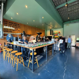 乃木坂のカフェ「Little Darling Coffee Roasters」の内観