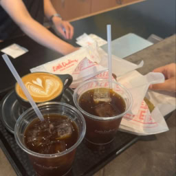 乃木坂のカフェ「Little Darling Coffee Roasters」のドリンクとスイーツ