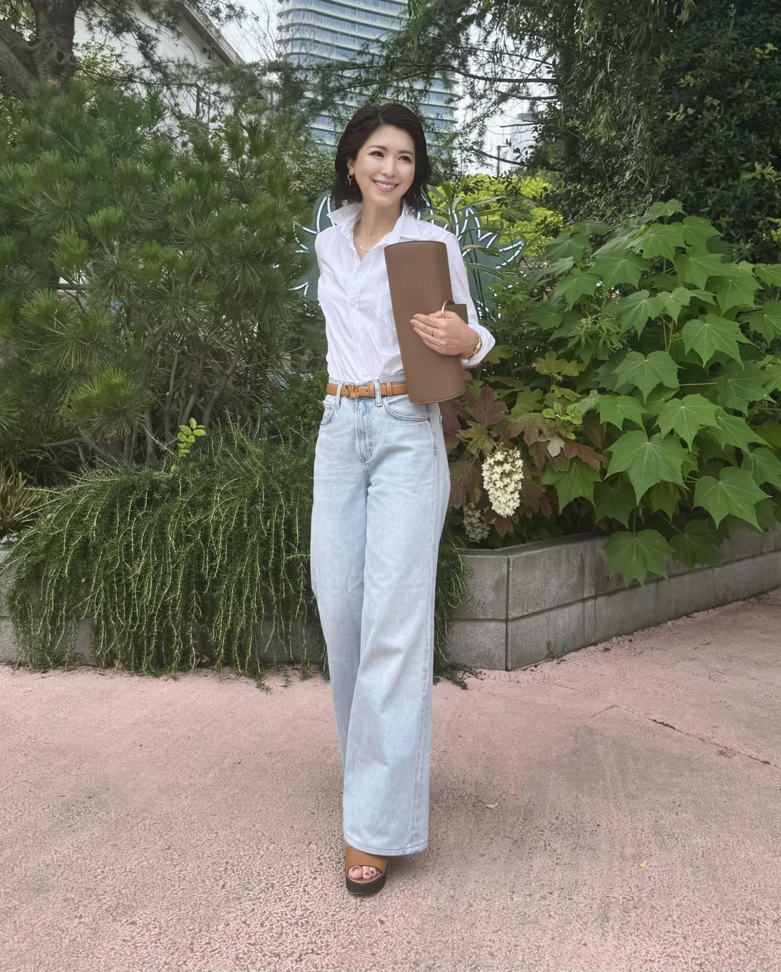 Shirts … FRANK&EILEEN、Denim … CITIZENS OF HUMANITY、Belt … CELINE、Shoes … MAXMARA、Bag … STUDIO CHERIE