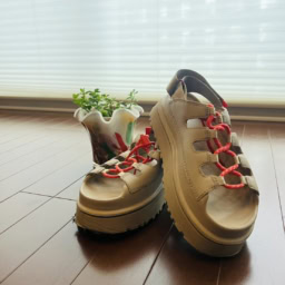 UGG（アグ）の「GoldenGlow Toggle」