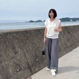 トップス : GU、パンツ : mon cabinet、バッグ : VALENTINO、シューズ : 銀座ワシントン