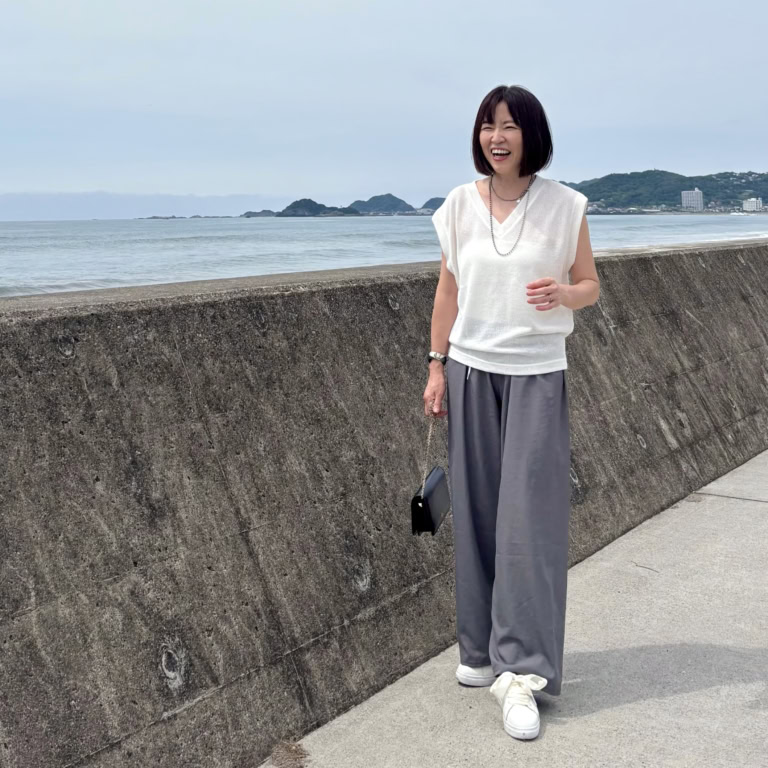 トップス : GU、パンツ : mon cabinet、バッグ : VALENTINO、シューズ : 銀座ワシントン