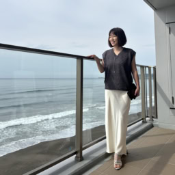 トップス : GU、スカート ; ZARA、バッグ : VALENTINO、シューズ : GU