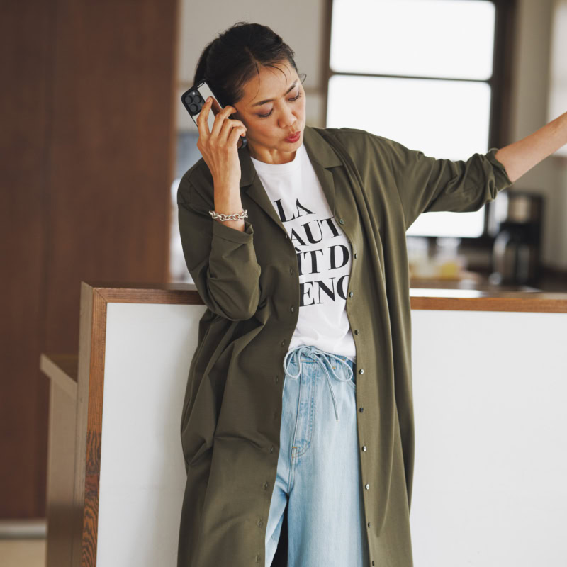 Tシャツ¥8,250/ルージュ・ヴィフアンナ(アバハウスインターナショナル オンラインストア)、ワンピース¥28,600/カリテ(カリテ スケープ コレド日本橋店)、パンツ¥31,900/ジェイドット(ジェイドット 自由が丘八雲店)、ブレスレット¥89,100/バルブス(ズットホリック)