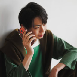 【息子】カットソー¥19,800／チャンピオン（ヘインズブランズジャパン カスタマーセンター）、スエット¥26,400、パンツ¥28,600／オーセン ジャパン（ラフォエム）