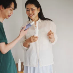 シャツ¥20,900／23区（オンワード樫山 お客様相談室）、スカート¥17,000／バナナ・リパブリック、ネックレス¥38,500 ／プラウ 【息子】Tシャツ¥3,990、パンツ［オンライン限定］¥11,900／ともにギャップ
