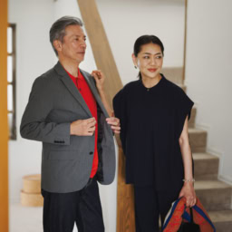 ブラウス¥12,100、パンツ¥14,300／ともにソージュ（ソージュ オンラインストア）、バッグ¥35,200／オルセット（オルサ）、ストール¥15,400／マニプリ、ピアス¥8,800／アドラル、ブレスレット¥89,100／バルブス（ともにズットホリック） 【夫】ジャケット¥5,990／ジーユー、ポロニット¥18,700／クレプスキュール（オーバーリバー）、パンツ¥27,500／リー（エドウィン・カスタマーサービス）