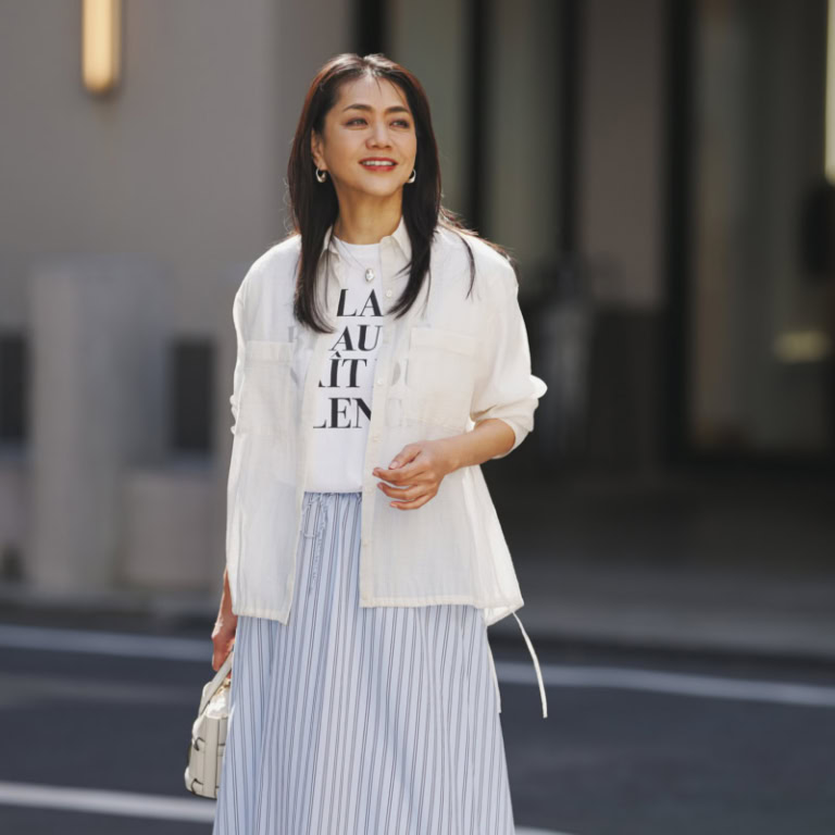 シャツ¥20,900/23区(オンワード樫山 お客様相談室)、Tシャツ¥8,250/ルージュ・ヴィフアンナ(アバハウスインターナショナル オンラインストア)、スカート¥17,000/バナナ・リパブリック、バッグ¥53,900/オルセット(オルサ)、ピアス¥27,720、ネックレス¥34,100/ともにバルブス(ズットホリック)