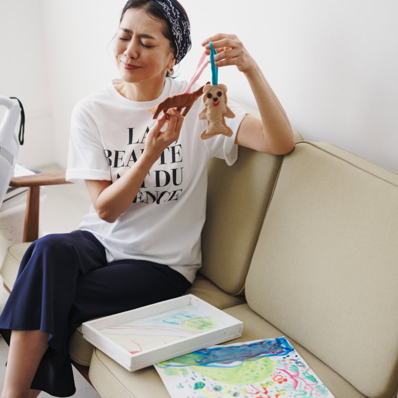 Tシャツ¥8,250/ルージュ・ヴィフアンナ(アバハウスインターナショナル オンラインストア、ブラウス¥12,100、パンツ¥14,300/ともにソージュ(ソージュ オンラインストア)、スカーフ¥22,000/マニプリ、ピアス¥27,720/バルブス(ズットホリック)