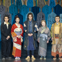 舞台『うま-馬に乗ってこの世の外へ-』出演者 左から/演出・藤田俊太郎さん、音月桂さん、小瀧望さん、梅沢昌代さん、安井順平さん