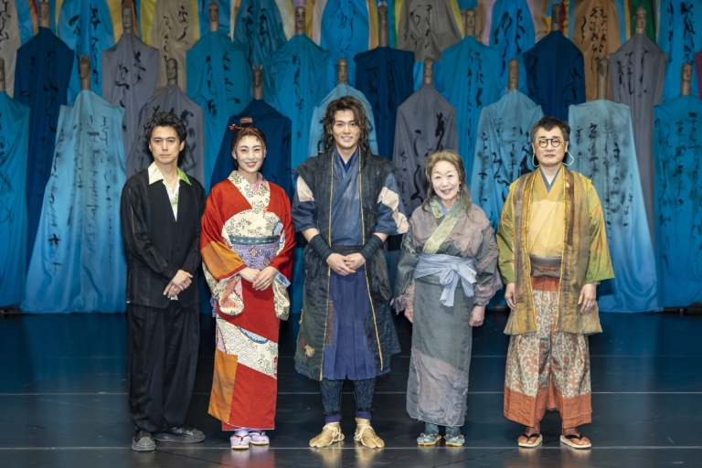 舞台『うま-馬に乗ってこの世の外へ-』出演者 左から/演出・藤田俊太郎さん、音月桂さん、小瀧望さん、梅沢昌代さん、安井順平さん