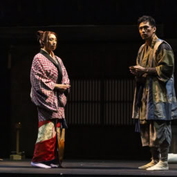 舞台『うま-馬に乗ってこの世の外へ-』 太郎に惹かれるお京は、たよりにならない夫・五助(小柳心)に冷たくふるまう。
