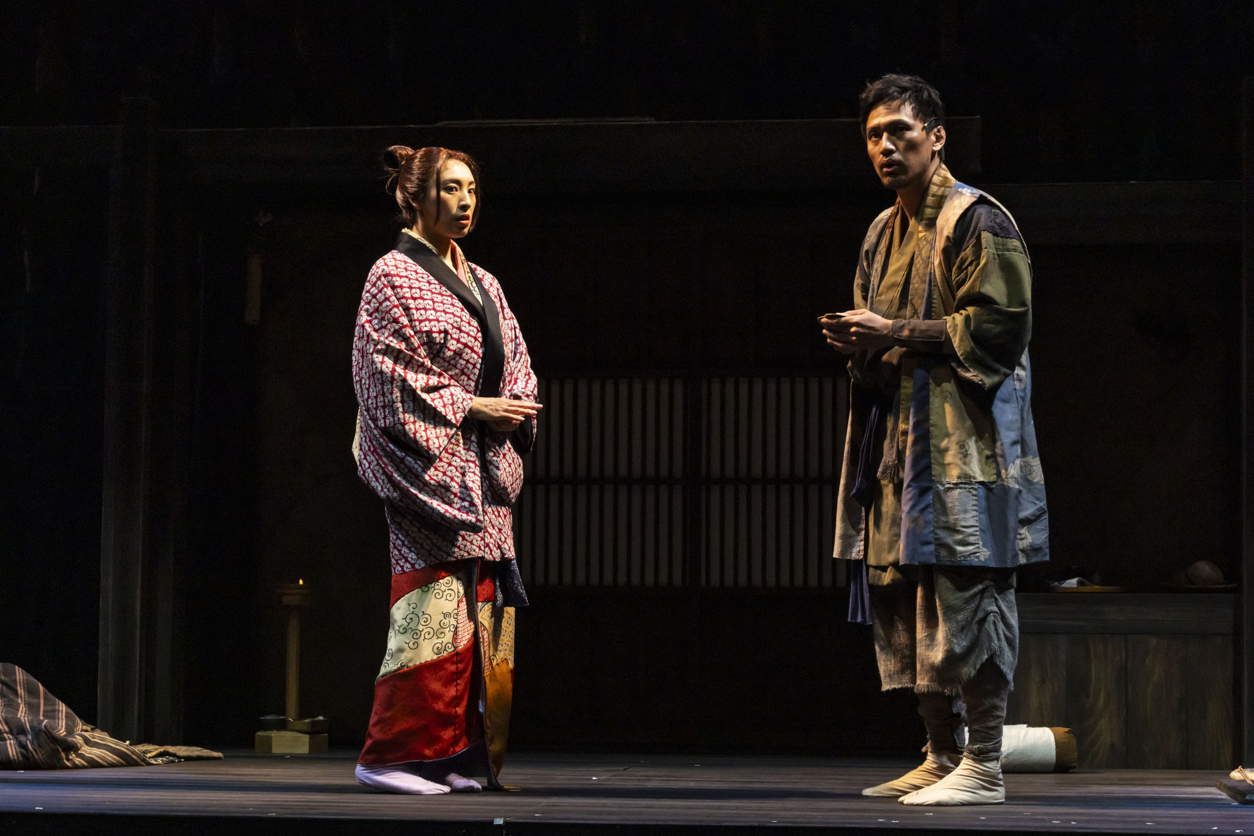 舞台『うま-馬に乗ってこの世の外へ-』 太郎に惹かれるお京は、たよりにならない夫・五助(小柳心)に冷たくふるまう。