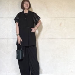 ブラウス：muller of yoshiokubo　 バッグ：Valextra