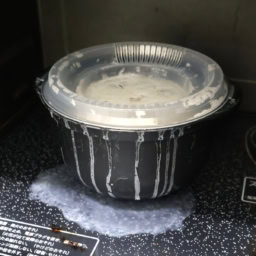 ダイソー　「電子レンジ調理器　ご飯一合炊き」　￥110（税込）