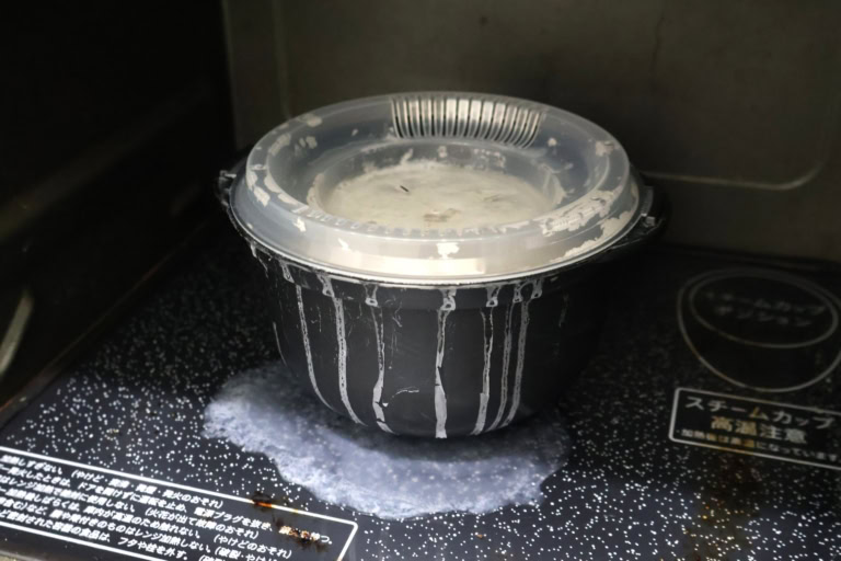 ダイソー 「電子レンジ調理器 ご飯一合炊き」 ¥110(税込)