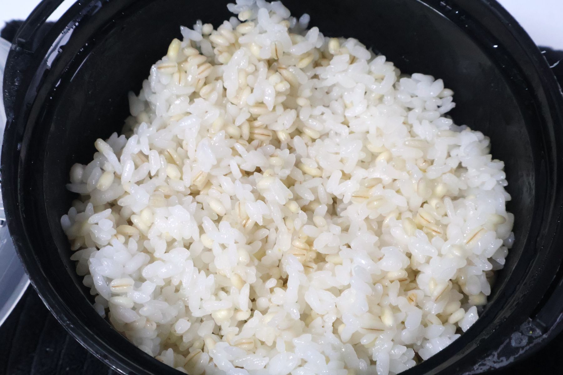 ダイソー　「電子レンジ調理器　ご飯一合炊き」　￥110（税込）で炊いたもち麦ご飯