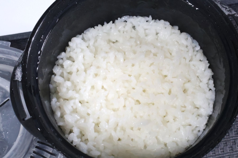 ダイソー　「電子レンジ調理器　ご飯一合炊き」　￥110（税込）のお米の炊きあがり